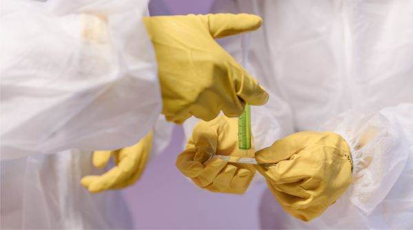 OMS lansează primul studiu clinic pentru tratarea virusului Ebola
